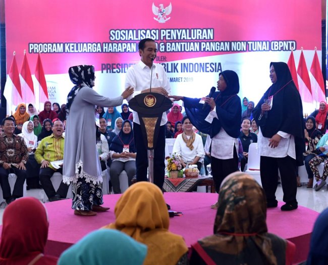 Salurkan Bantuan PKH di Pangkalpinang, Presiden Tegaskan Anak-anak Harus Sehat, Pintar dan Cerdas