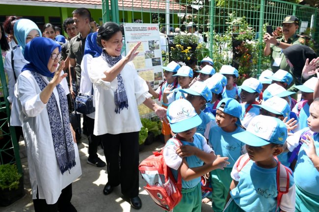 Ibu Iriana dan OASE KK Sosialisasi soal Kesehatan dan Berikan Bantuan Pendidikan di Cirebon