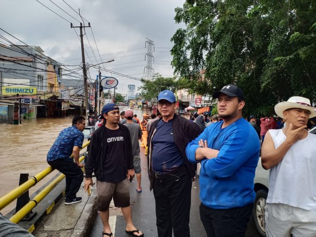 Gubernur Wahidin Tinjau Titik Banjir Dan Instruksikan OPD Banten Siaga