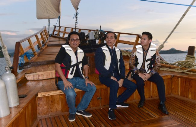 Naiki Kapal Phinisi, Presiden Tinjau Kesiapan Wisata Bahari di Labuan Bajo