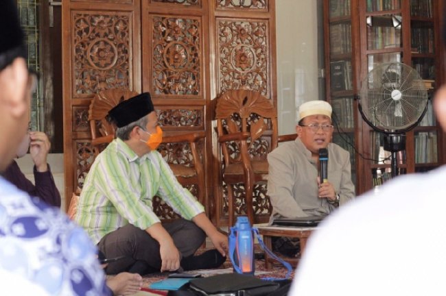 Siap Laksanakan Salat Jumat, IK-DMI Bagi Alat Pengukur Suhu Tubuh Ke Masjid