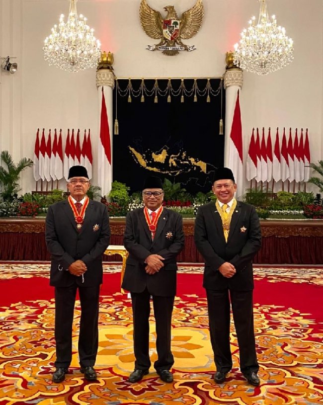 Bamsoet dan Para Tokoh Menerima Terima Tanda Jasa dan Tanda Kehormatan Republik Indonesia