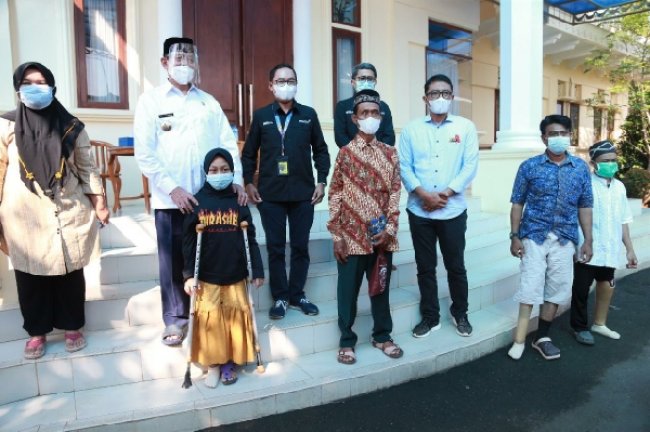 Gubernur Banten Serahkan Bantuan Kaki Palsu Untuk Penyandang Disabilitas Dari PT AP II