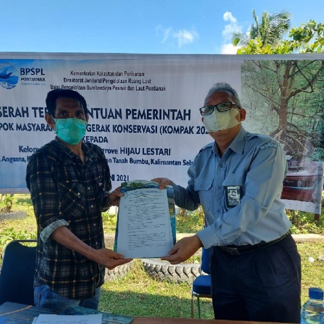 Dukung Ekowisata Mangrove Angsana, KKP Serahkan Bantuan KOMPAK