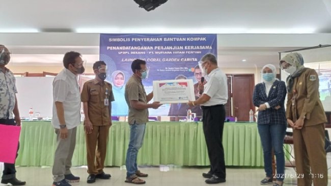 Dukung Rehabilitasi Terumbu Karang, KKP Serahkan Bantuan KOMPAK