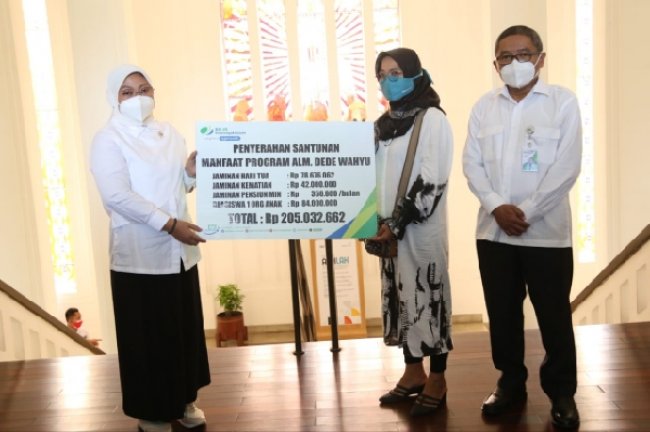 Menaker Ida Apresiasi Kontribusi Bio Farma Jaga Ketersediaan Vaksin COVID-19