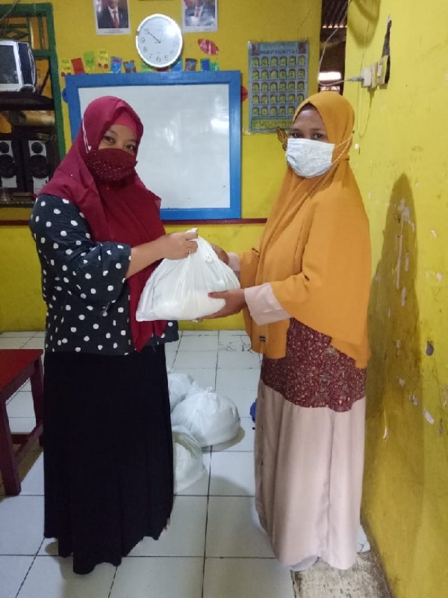 Bantuan Sembako Dari Ermi Yusfa Foundation Disalurkan Kepada Para Guru Ngaji di Bekasi