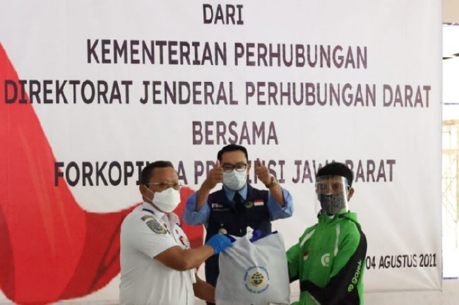 Ditjen Hubdat Bagikan Bantuan Paket Sembako Bagi Mitra Transportasi Di Bandung