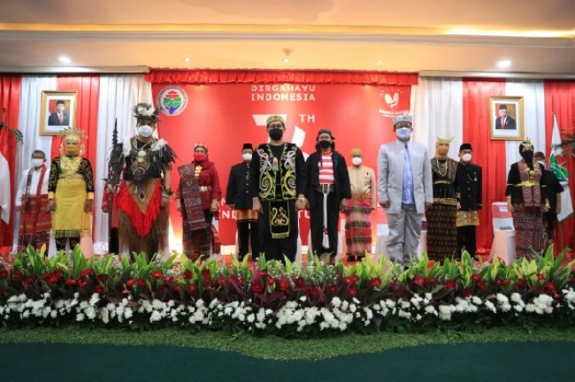 Berpakaian Adat Dayak, Halim Iskandar Hadiri Upacara HUT Kemerdekaan Secara Virtual