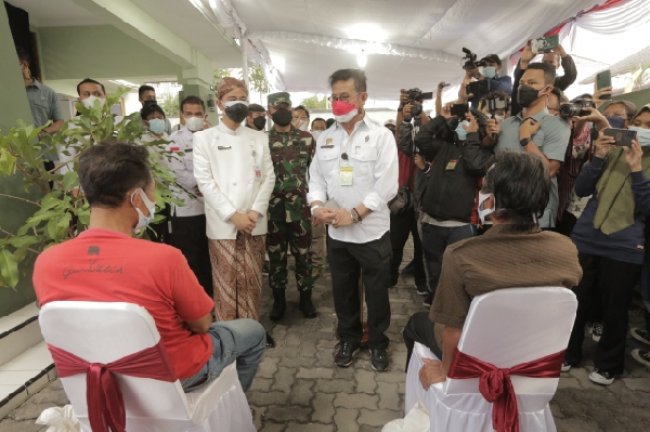 Bertolak Ke Solo, Mentan Serahkan Bantuan ATM Beras Untuk Masyarakat
