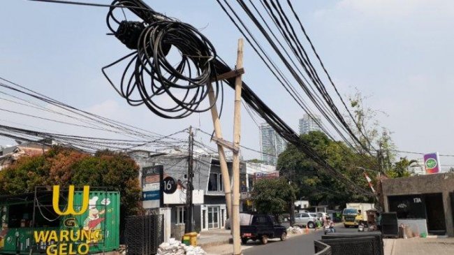 Bersilat Kabel di Langit Jakarta