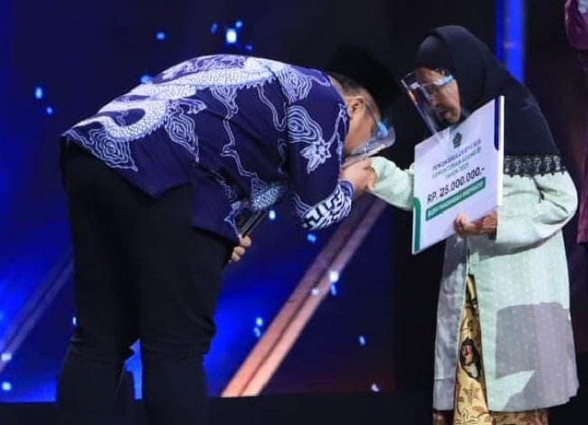 Kado Dedikasi, Kemenag Rehab Madrasah Tempat Mengajar Neneh Hasanah