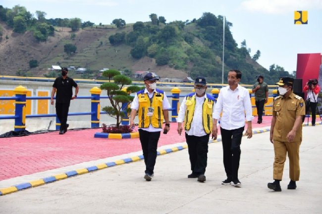 Menteri Basuki Dampingi Presiden Jokowi Resmikan Bendungan Multifungsi Karalloe