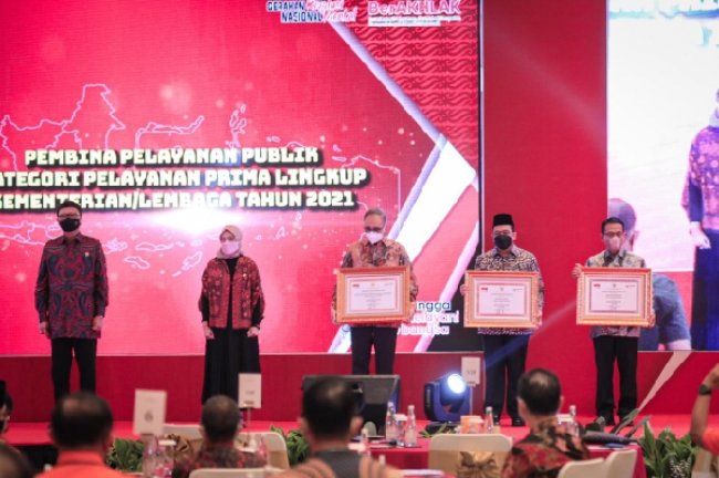 Berikan Pelayanan Prima, Menag dan Kemenag Bali Raih Penghargaan Kementerian PANRB