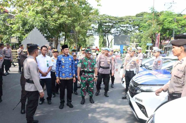 Wabup Sampang Pimpin Apel Gelar Pasukan Operasi Ketupat Semeru 2023 di Polres Sampang