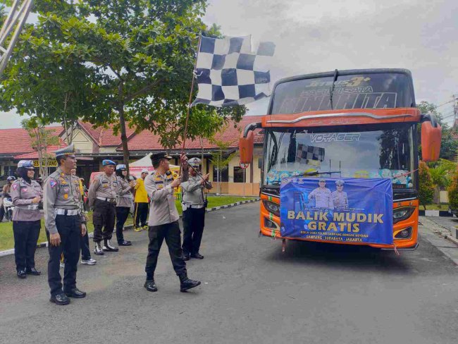 AKBP Siswantoro Lepas 2 Bus Arus Balik Mudik Gratis Polres Sampang Jurusan Surabaya – Jakarta