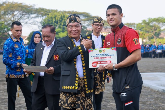Pj Gubernur Al Muktabar Berikan Bonus Atlet Banten Peraih Medali pada Sea Games 2023