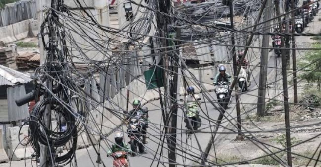 Centang-perenang Kabel Jakarta Makan Korban