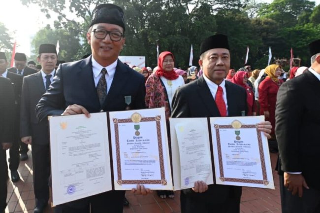 Dua Perwira Terbaik Pertamina Raih Satyalancana Wira Karya dari Presiden Jokowi