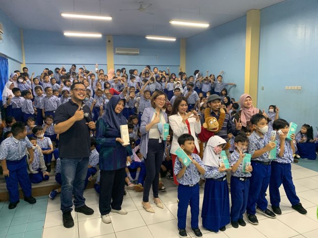 POLYTRON Peduli: Berbagi Ribuan Masker dan Air Purifier ke Sekolah Dasar, Hadapi Polusi Udara Buruk Jakarta