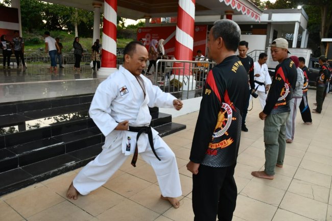 Tanamkan Jiwa kedisiplinan, Pj. Gubernur Sulbar Prof Zudan Latih ASN Karate