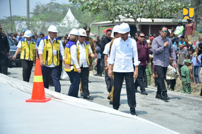 Didampingi Menteri Basuki, Presiden Jokowi Tinjau Inpres Jalan Daerah di Lampung: Progress Mencapai 60%