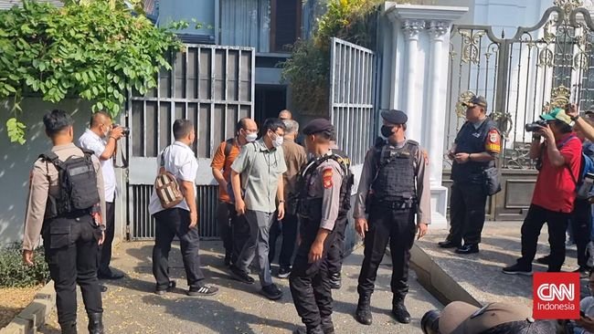 Apakah Firli Tersangka?