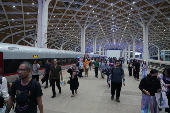 Penumpang Capai Angka 14 Ribu per Hari, KCIC Gandakan Perjalanan Kereta Cepat Whoosh