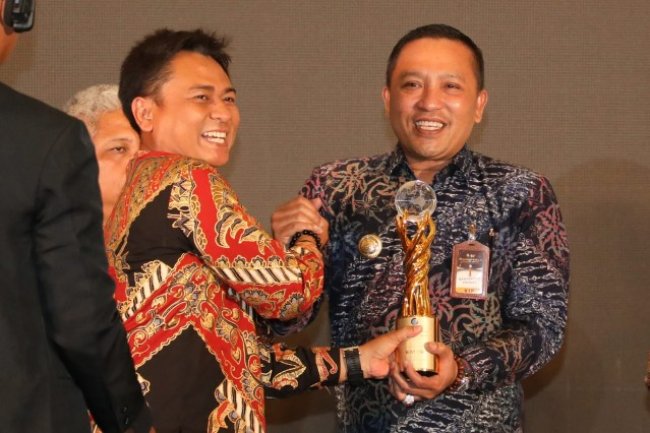 Inovasi 4T Bawa Bupati Sampang Terima Penghargaan Bhumandala Award Kategori Emas