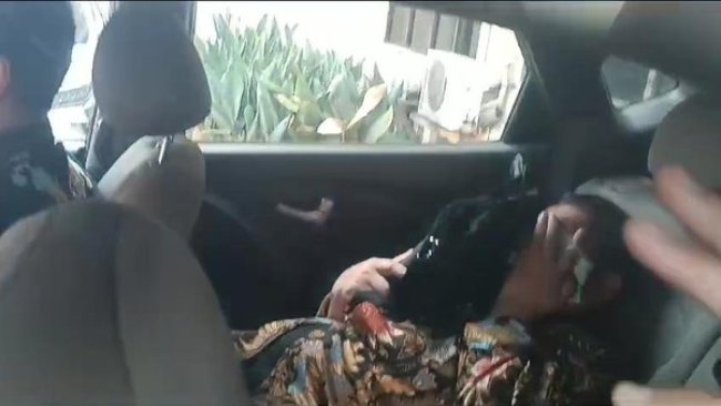 Firli Ngumpet di Mobil