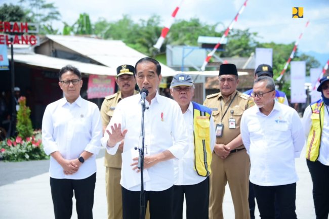 Menteri Basuki Dampingi Presiden Jokowi Resmikan Empat Ruas Jalan Daerah di Magelang