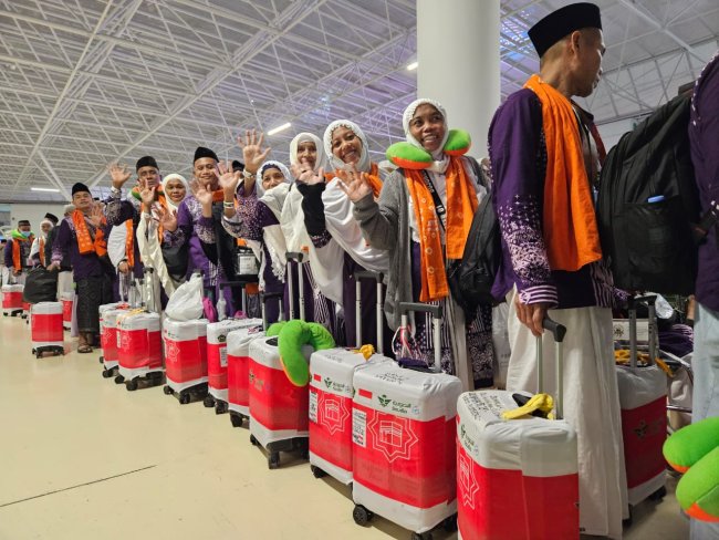 Perdana, Jemaah Haji Kloter 1 Embarkasi Surabaya Terbang ke Tanah Air