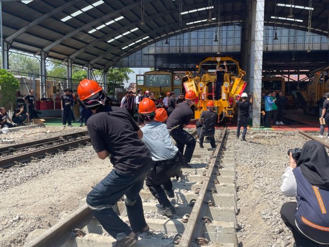 Pernak - Pernik HUT RI, KAI Gelar Lomba Tarik Sarana Kereta Api
