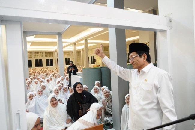 Kunjungi Pesantren Yaspida, Menag Sampaikan Belasungkawa dan Beri Bantuan
