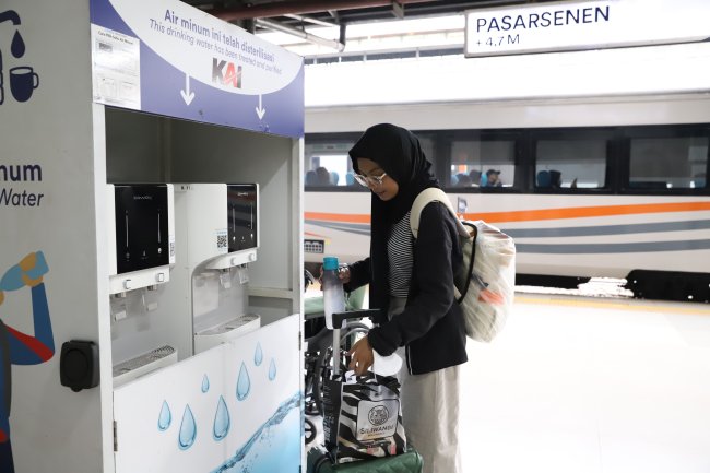 Dukung Pencapaian SDGs, KAI Hadirkan Dispenser Air Minum Gratis di 23 Stasiun