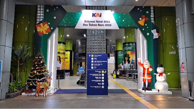 Sambut Nataru, KAI Hadirkan Dekorasi Tematik Natal di Stasiun Utama dan Kereta Unggulan