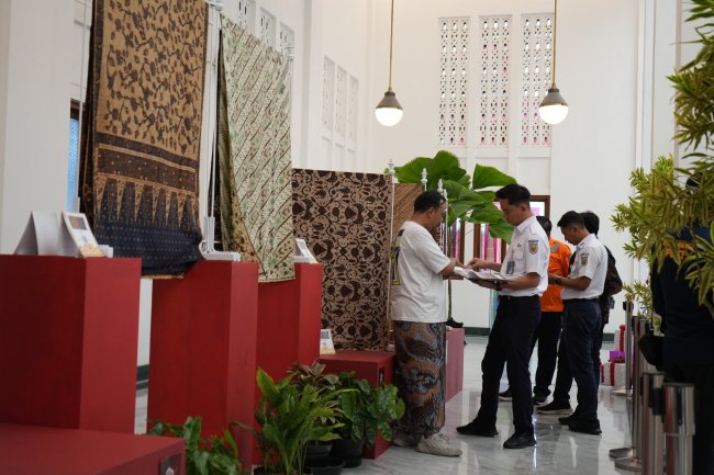 “KAI Batik Roadshow” Sambut Ratusan Ribu Wisatawan di Stasiun Yogyakarta Selama Nataru 