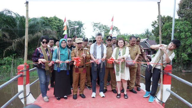 Inspiratif, Masyarakat Sambas Bangun 57 Jembatan Secara Swadaya Inspiratif, Masyarakat Sambas Bangun 57 Jembatan Secara Swadaya