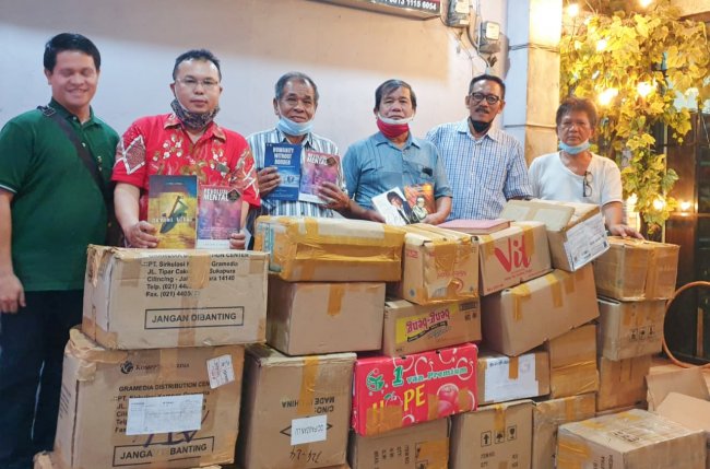 Forum Jurnalis Batak Sumbang Ribuan Buku Ke Samosir