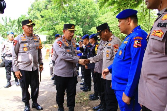 Tiba di NTT, Kapolri Tinjau Posko Pengungsi Erupsi Gunung Lewotobi