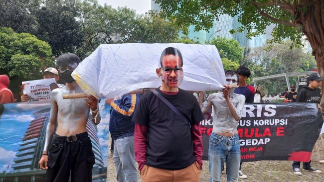 Bawa Keranda Mayat, Demonstran Ingatkan KPK Tak Main Mata dengan Koruptor Formula E