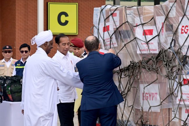 Jokowi Lepas Pengiriman Bantuan Kemanusiaan untuk Palestina dan Sudan Senilai Rp30 Miliar
