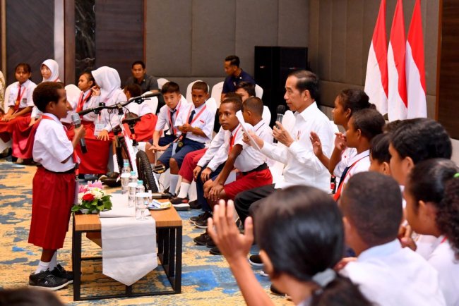Saat Anak Papua Tanya Jokowi, Bangun Papua Mulai dari Mana