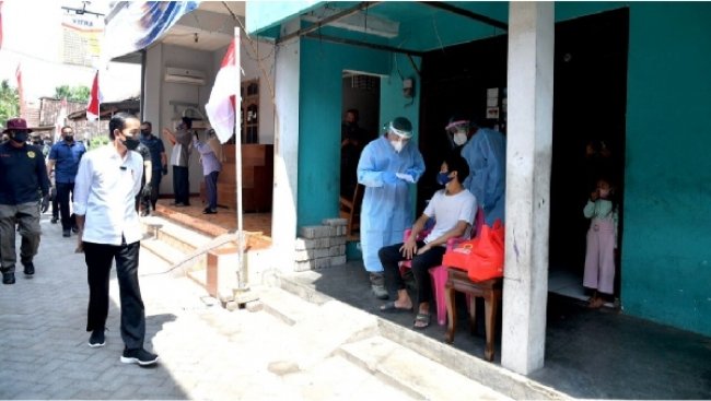 Presiden Jokowi Tinjau Program Vaksinasi dari Pintu ke Pintu di Kabupaten Madiun