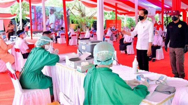 Presiden Joko Widodo Tinjau Langsung Vaksinasi Covid-19 Pelajar di Madiun