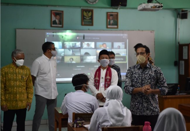 Pastikan Keselamatan Warga Sekolah, Mendikbudristek Cek PTM Terbatas di Jakarta