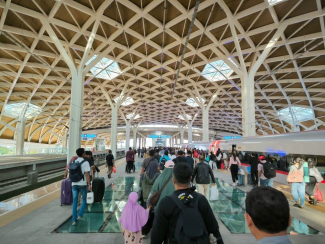 Libur Panjang Akhir Pekan, 70 Ribu Tiket Whoosh Ludes Terjual