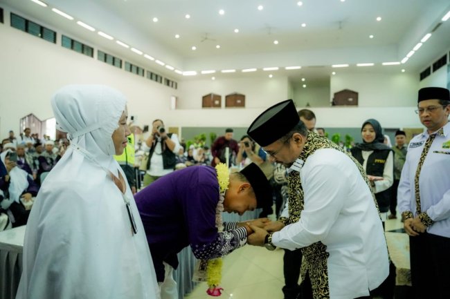 Sambut Kedatangan Kloter Terakhir di Asrama Haji Pondok Gede, Menag Sampaikan Permohonan Maaf