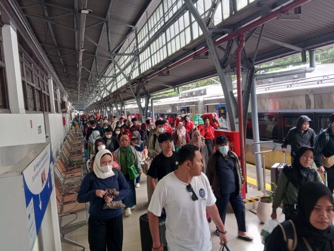 Penjualan Tiket KA Nataru Capai 2.8 Juta Penumpang