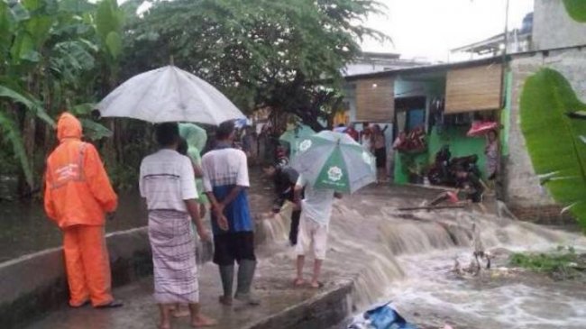 Jakarta Diserang Siklon Dahlia, Jatipadang Terendam Air